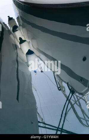 Reflexion im Meer Boot Kotflügel auf der Seite zwei Segelboote Stockfoto