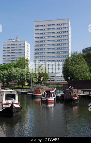 schmale Boote vertäut in einem Kanal-Becken in Birmingham, Großbritannien. Stockfoto