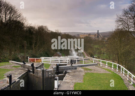 Am frühen Morgen Blick von oben auf die fünf steigen-Schleusen - Leeds-Liverpool-Kanal, Bingley, West Yorkshire, England. Stockfoto