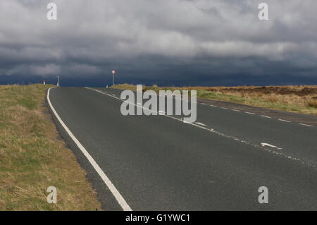 Gewitterwolken über der Stirn von einem Hügel auf einer verlassenen, Country, Moor-Straße zwischen Baildon und Eldwick, West Yorkshire, England. Stockfoto