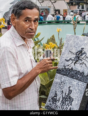 Caracas, Venezuela - 1. Mai 2016: Streetart-Künstler Malerei auf der Straße im Plaza Altamira, feiert der Buchmesse. Stockfoto