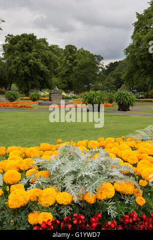 Valley Gardens, Harrogate, Yorkshire, England - schönen, ruhigen Park mit hellen, bunten Blumenbeeten, Brunnen und Rasen. Stockfoto