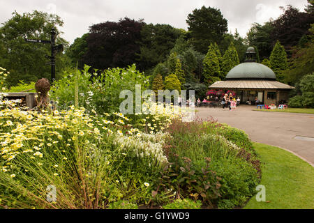 Valley Gardens, Harrogate, Yorkshire, England - schöner Park mit krautigen Grenze, Stauden, Café und Menschen entspannen. Stockfoto