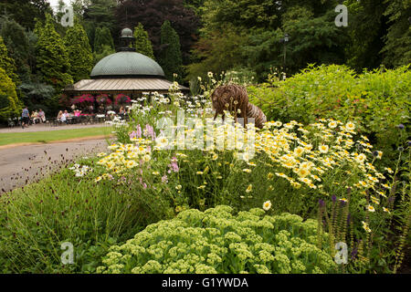 Valley Gardens, Harrogate, Yorkshire, England - schöner Park mit krautigen Grenze, Skulptur, Café und Menschen entspannen. Stockfoto