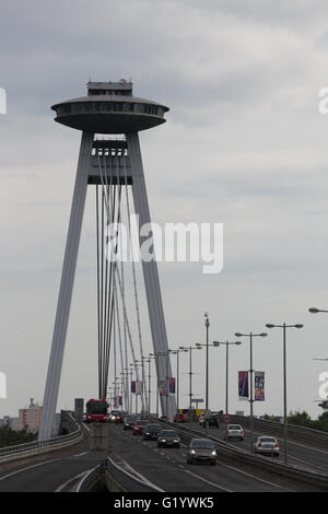 Verkehr über die Donau auf der Brücke des slowakischen nationalen Aufstandes in Bratislava und die UFO-Restaurant-Struktur Stockfoto