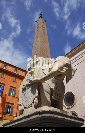 Berninis Elefant Marmor-Statue mit alten ägyptischen Obelisken vor Santa Maria Sopra Minerva Basilica Stockfoto