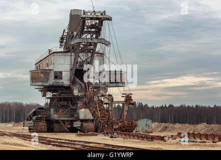 Viele Eimer riesigen Steinbruch Bagger Anlagen für die Gewinnung von Sand aus dem Steinbruch. Vorderansicht Stockfoto