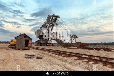 Viele Eimer riesigen Steinbruch Bagger Anlagen für die Gewinnung von Sand aus dem Steinbruch. Baggern Sie in der Nähe der alten Bahnstrecke Stockfoto