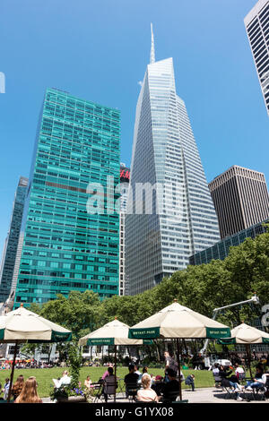 1095 Avenue of the Americas und Bank of America Tower gesehen her Bryant Park in New York City Stockfoto