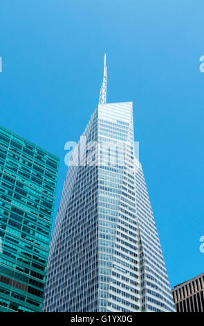 Strahlend weiße, Bank of America Tower und die grünen 1095 Avenue Amerikas Gebäude in Midtown New York City Stockfoto