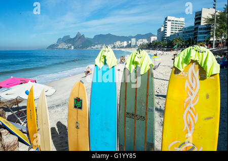 RIO DE JANEIRO - 30. März 2016: Bunte Surfbretter stehen aufgereiht am Strand von Arpoador, ein beliebtes Surfziel. Stockfoto