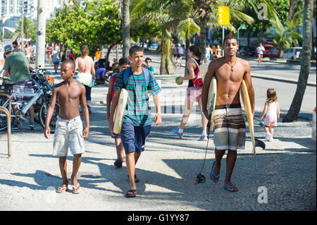 RIO DE JANEIRO - 3. April 2016: Gruppe von jungen Brasilianer mit Surfboards und Bodyboards in Richtung der Punkt Arpoador surfen gehen. Stockfoto