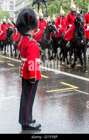 LONDON - 18. Mai 2016: Guard steht stramm wie Pferdekutschen Prozession mit Königin Elizabeth II in Richtung Buckingham Palace. Stockfoto