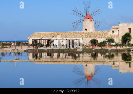 Saline, Isola Grande Island, Windmühle, Salinen von Trapani Salz, Naturschutzgebiet, Stagnone Marsala, Sizilien, Italien, Europa Stockfoto