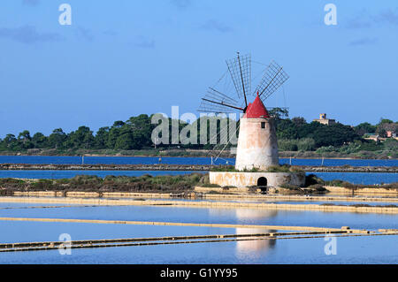 Saline, Isola Grande Island, Windmühle, Salinen von Trapani Salz, Naturschutzgebiet, Stagnone Marsala, Sizilien, Italien, Europa Stockfoto