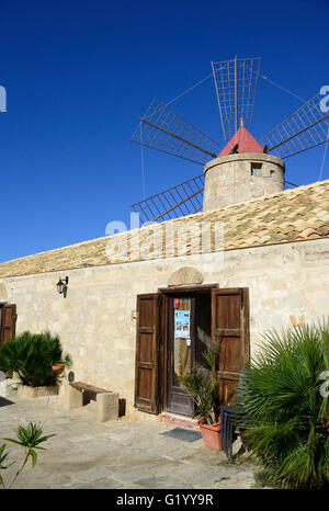 Saline, Isola Grande Island, Windmühle, Salinen von Trapani Salz, Naturschutzgebiet, Stagnone Marsala, Sizilien, Italien, Europa Stockfoto