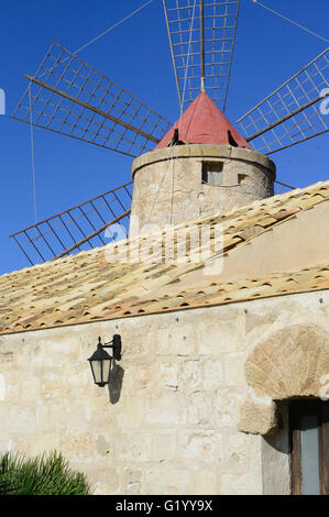 Saline, Isola Grande Island, Windmühle, Salinen von Trapani Salz, Naturschutzgebiet, Stagnone Marsala, Sizilien, Italien, Europa Stockfoto