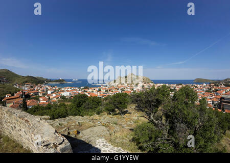 Dabia Festung Hügel in Myrina Stadt und das Schloss der Ferne. Insel Lemnos oder Limnos, Griechenland. Stockfoto