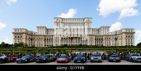 Supersportwagen des exklusiven Loopus 3000 geparkt vor dem rumänischen Parlament. Gumball ist eine internationale Berühmtheit-Rallye Stockfoto