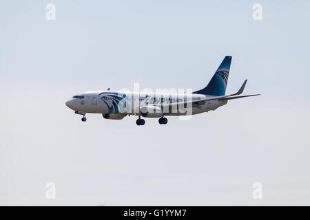 BERLIN / Deutschland - 1. August 2015: Boing 737-800, EgyptAir Flugzeug landet am Flughafen Tegel im august 1,2015 in Berlin / Deutschland. Stockfoto