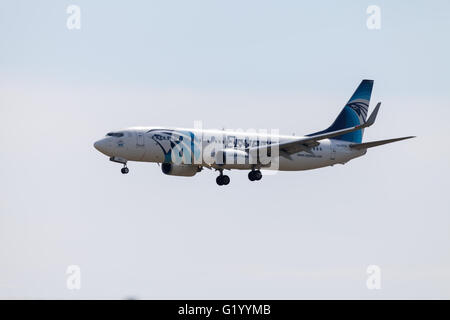 BERLIN / Deutschland - 1. August 2015: Boing 737-800, EgyptAir Flugzeug landet am Flughafen Tegel im august 1,2015 in Berlin / Deutschland. Stockfoto