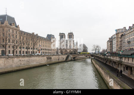 Cathédrale Notre-Dame de Paris angesehen von Pont Saint-Michel. Stockfoto