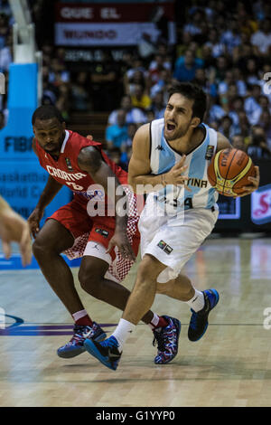 Facundo Campazzo (R), Spieler des Argentinien, erhält eine Störung und Oliver Lafayette (L), Spieler von Kroatien, verteidigt während FIBA Basketball World Cup 2014 Gruppenphase Spiel am 31. August 2014 in Sevilla, Spanien Stockfoto