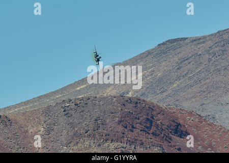 F-15 c Eagle Kampfjet Banking steil durch Rainbow Canyon, Kalifornien, Kondensstreifen-Streaming von den Flügelspitzen. Stockfoto