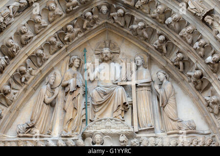 Portal des jüngsten Gerichts, das zentrale Portal von Notre Dame. Stockfoto