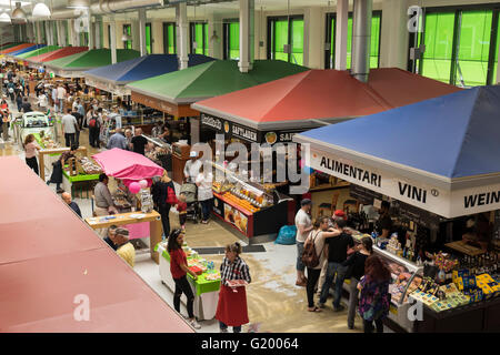 Innenraum der Marheineke Markthale Markt auf der Bergmannstraße in Kreuzberg Berlin Deutschland Stockfoto