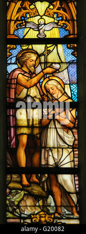LIER, Belgien - 16. Mai 2015: Glasfenster (1860) in St. Gummarus Kirche in Lier, Belgien, Darstellung der Taufe Jesu Stockfoto
