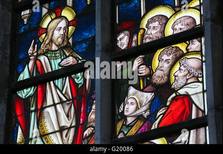 LIER, Belgien - 16. Mai 2015: Glasfenster in der Kirche St. Gummarus in Lier, Belgien, Darstellung der Bergpredigt Stockfoto