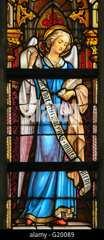 LIER, Belgien - 16. Mai 2015: Glasfenster in der Kirche St. Gummarus in Lier, Belgien, Darstellung und Engel hält eine Geld p Stockfoto