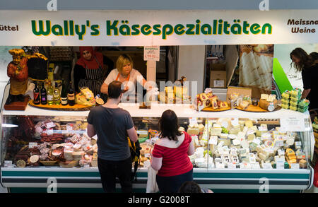 Käseladen in Marheineke Markthale Markt auf der Bergmannstraße in Kreuzberg Berlin Deutschland Stockfoto