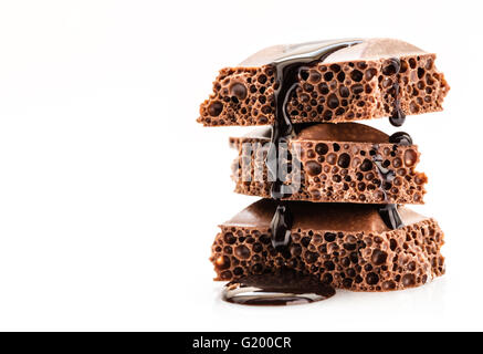 Teil poröse Schokolade isoliert auf weißem Hintergrund Stockfoto