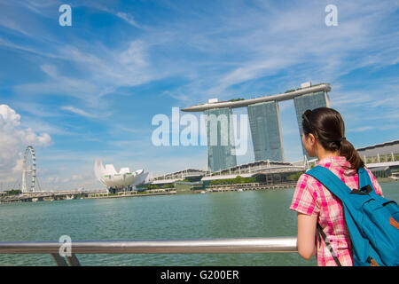 Asia Frau Reisen in Singapur, Marina Bay Sands Hotel betrachten Stockfoto