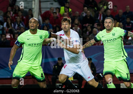 Vincent Kompany von Manchester City (L), Fernando Llorente von Sevilla (C) und Aleksandar Kolarov (R) kämpfen um den Ball in der Gruppe D der UEFA Champions League-Fußballspiel zwischen Sevilla FC und Manchester City im Estadio Ramon Sanchez Pizjuan in Sevilla, Spanien, 3. November 2015 Stockfoto