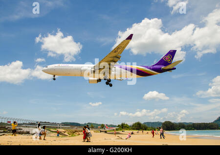 PHUKET - 5.Mai: Thai Airways Flugzeug Landung am Phuket International Airport, nahe dem Strand, Start-und Landebahn auf 5. Mai 2016 Phuket, Th Stockfoto