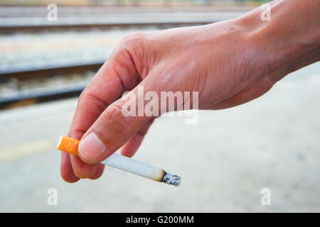 Hand, Zigarettenrauch Stockfoto