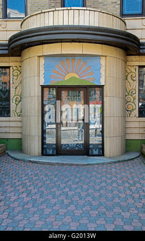 Ein Art-Deco-Gebäude außen auf Brighton Beach Avenue in Brooklyn, New York City Stockfoto