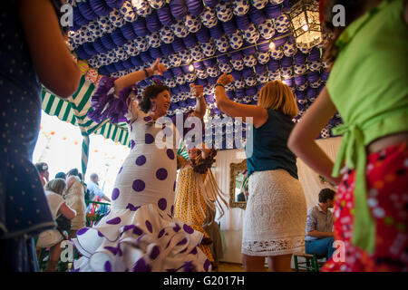 Mehrere Frauen gekleidet mit typischen Flamenco-Kleid-Tanz "Sevillanas" auf der "Feria de Abril", Sevilla, Spanien, 9. Mai 2014. Stockfoto