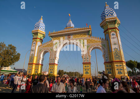 Haupteingang der "Feria de Abril", genannt "la Portada". Sevilla, Spanien, 9. Mai 2014. Stockfoto