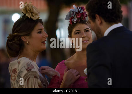 Zwei Frauen mit typischen Flamenco-Kleid gekleidet Vortrag auf der "Feria de Abril", Sevilla, Spanien, 9. Mai 2014. Stockfoto