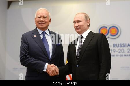 Der russische Präsident Vladimir Putin begrüßt malaysische Premierminister Najib Razak vor einem bilateralen Treffen am Rande des ASEAN-Russland-Gipfels im Radisson Blu Resort & Congress Centrum 19. Mai 2016 in Sotschi, Russland. Stockfoto