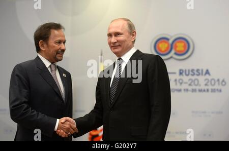 Der russische Präsident Vladimir Putin empfängt Sultan Hassanal Bolkiah von Brunei vor einem bilateralen Treffen am Rande des ASEAN-Russland-Gipfels im Radisson Blu Resort & Congress Centrum 19. Mai 2016 in Sotschi, Russland. Stockfoto