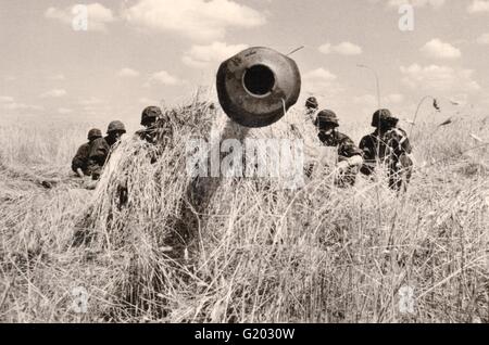 Waffen SS Männer 5. SS-Wiking hinter getarnten 75mm Anti-Tank Gewehr an der Ostfront 1944 Stockfoto