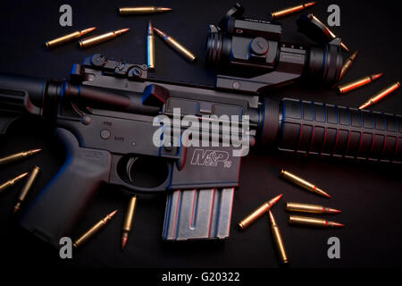 Smith & Wesson M & P15 Gewehr mit Vortex Rahmen Stockfoto