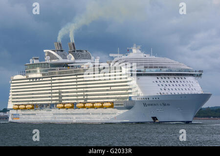 Das kreuzfahrtschiff Harmonie der Meere Abfahrt Southampton, Großbritannien am 22. Mai 2016 Für die erste Kreuzfahrt. Stockfoto