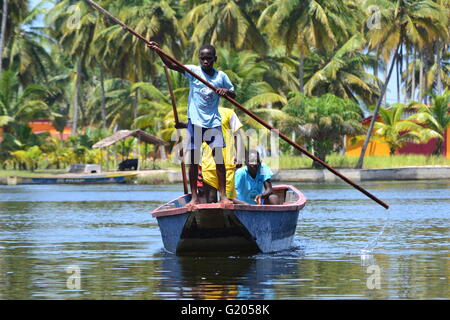 Afrikanischen jungen Rudern ein traditionelles Kanu in Côte d ' Ivoire Stockfoto