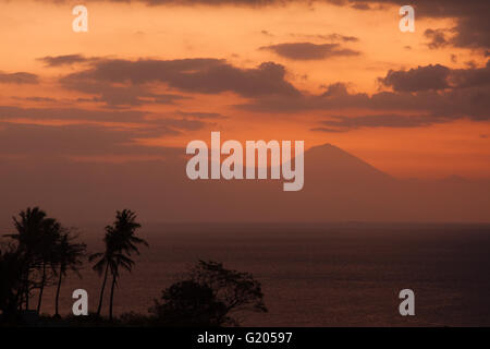 Blick von Lombok nach Bali Vulkan Mount Agung Stockfoto